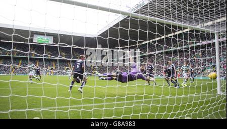 Tom Rogic von Celtic schießt beim Ladbrokes Scottish Premiership Match im Celtic Park, Glasgow, das erste Tor seiner Mannschaft ein. Stockfoto