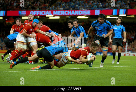 Gareth Davies von Wales erzielt beim Rugby-Weltcup-Spiel im Millennium Stadium, Cardiff, den sechsten Versuch seiner Seite. Stockfoto