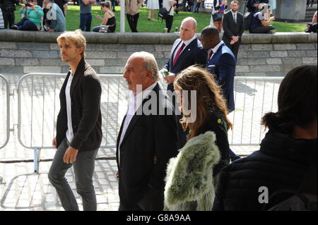 Brandon Green, Chloe Green und Sir Phillip Green kommen bei der Topshop Unique Catwalk Show im Queen Elizabeth II Conference Center an, während die London Fashion Week SS16 Catwalk zeigt. Bild Kredit sollte Edward Smith / PA SHOWBIZ lesen Stockfoto