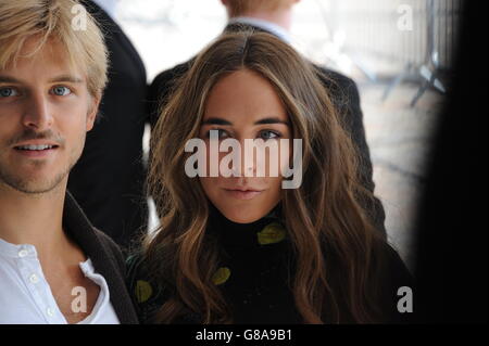 Brandon Green und Chloe Green kommen bei der Topshop Unique Catwalk Show im Queen Elizabeth II Conference Center an, als London Fashion Week SS16 Catwalk zeigt. Bild Kredit sollte Edward Smith / PA SHOWBIZ lesen Stockfoto