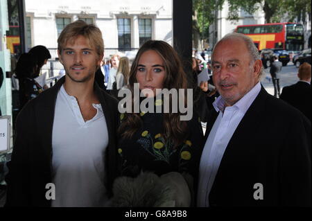 Brandon Green, Chloe Green und Sir Phillip Green kommen bei der Topshop Unique Catwalk Show im Queen Elizabeth II Conference Center an, während die London Fashion Week SS16 Catwalk zeigt. Bild Kredit sollte Edward Smith / PA SHOWBIZ lesen Stockfoto