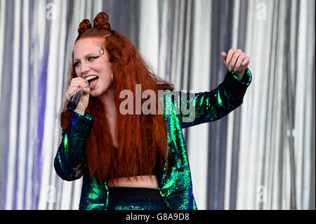 Jess Glynne führt beim Glastonbury Music festival Stockfoto