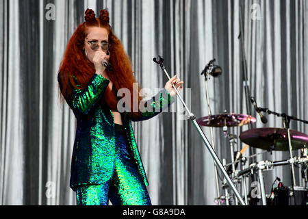 Jess Glynne führt beim Glastonbury Music festival Stockfoto