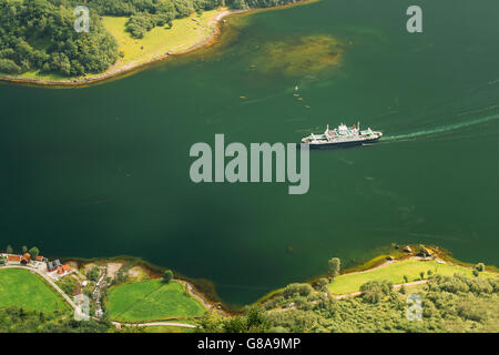 Freude Boot Schiff Segeln zwischen Fjorden. Erstaunliche Natur der norwegischen Berge in Sognefjord. Natur von Norwegen. Reisen Stockfoto