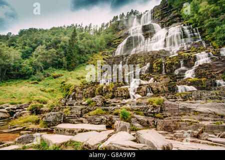 Berühmte Tvindefossen Wasserfall in Norwegen. Norwegischer Naturlandschaft am Sommer. Wasserfall Tvindefossen ist größte und h Stockfoto