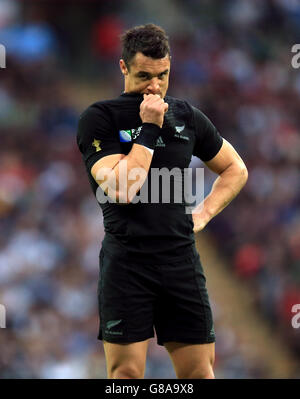 Der Neuseeländer Dan Carter scheint beim Rugby-Weltcup-Spiel im Wembley Stadium, London, niedergeschlagen zu sein. DRÜCKEN SIE VERBANDSFOTO. Bilddatum: Sonntag, 20. September 2015. Siehe PA Story RUGBYU New Zealand. Bildnachweis sollte lauten: Mike Egerton/PA Wire. EINSCHRÄNKUNGEN: Keine kommerzielle Nutzung oder Verbindung ohne RWCL-Genehmigung. Nur für Standbilder. Die Verwendung impliziert die Zustimmung zu Abschnitt 6 der RWC 2015-Geschäftsbedingungen unter: http://bit.ly/1MPElTL Rufen Sie +44 (0)1158 447447 an, um weitere Informationen zu erhalten. Stockfoto