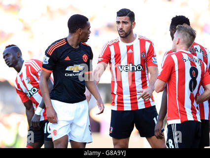 Fußball - Barclays Premier League - Southampton / Manchester United - St. Mary's. Graziano Pelle aus Southampton (rechts) und Anthony Martial aus Manchester United (links) beteiligen sich an einer Auseinandersetzung Stockfoto