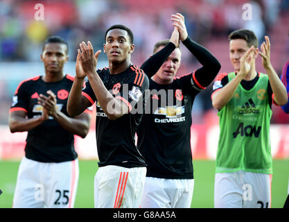 Fußball - Barclays Premier League - Southampton / Manchester United - St. Mary's. Anthony Martial von Manchester United applaudiert den Fans nach dem Spiel der Barclays Premier League in St. Mary's, Southampton. Stockfoto