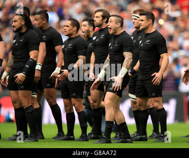 Neuseeland spielen die Haka vor dem Rugby-Weltcup-Spiel im Wembley Stadium, London. DRÜCKEN Sie VERBANDSFOTO. Bilddatum: Sonntag, 20. September 2015. Siehe PA Story RUGBYU New Zealand. Bildnachweis sollte lauten: Mike Egerton/PA Wire. Stockfoto