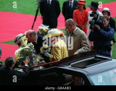 Fußball - die Eröffnung des Pride Park, Derby Countys neues Stadion. Manager Jim Smith beladen mit Blumen für HM the Queen mit HRH Duke of Edinburgh Stockfoto