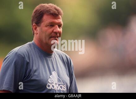 Fußball - Arminia Bielefeld / Besiktas Istanbul. John Toshack, Manager von Besiktas Istanbul Stockfoto