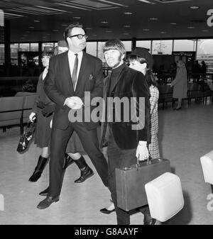 Ringo Starr von den Beatles am Londoner Flughafen mit seiner Frau Maureen, wo sie nach Trinidad aufbrechen, um einen 10-tägigen Urlaub in der Karibik zu verbringen. Stockfoto