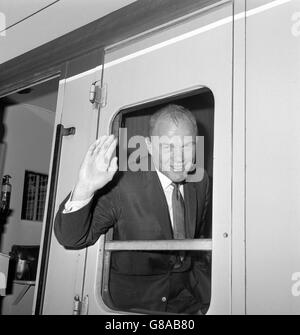 Colonel John H. Glenn Jr, der erste Amerikaner, der einen Orbitalflug macht, verlässt die Euston Station in London mit dem Zug nach Crewe, um die Jodrell Bank zu besuchen. Er wird der erste Raumfahrer sein, der die britische Radioastronomie-Station besucht. Stockfoto