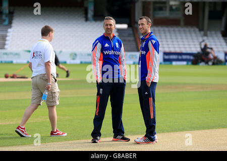 Cricket - Hilfe für Helden XI V Rest der Welt XI - Kia Oval. Ian Salisbury (Mitte) auf dem Spielfeld vor dem Spiel zwischen Help for Heroes und dem England Physical Disability Team Stockfoto