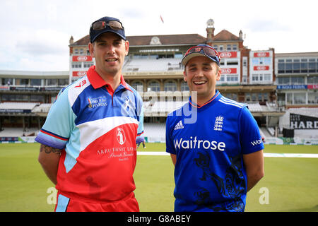 Cricket - Hilfe für Helden XI V Rest der Welt XI - Kia Oval. Pre-Match-Bilder mit den beiden Kapitäne vor dem Spiel zwischen Help for Heroes und dem England Physical Disability Team Stockfoto