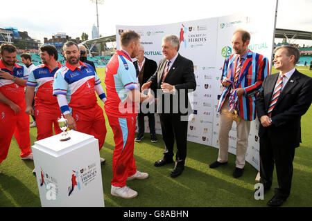 Cricket - Hilfe für Helden XI V Rest der Welt XI - Kia Oval. Nach dem Spiel wird eine Zeremonie im Anschluss an das Spiel zwischen Help for Heroes und dem England Physical Disability Team durchgeführt Stockfoto