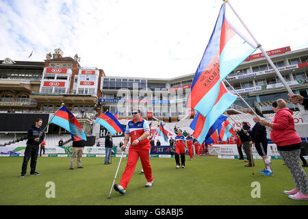 Cricket - Hilfe für Helden XI V Rest der Welt XI - Kia Oval. Die Spieler werden auf dem Spielfeld für das Spiel zwischen Help for Heroes und dem England Physical Disability Team willkommen geheißen Stockfoto