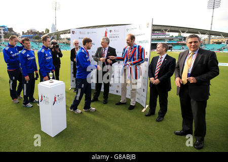 Cricket - Hilfe für Helden XI V Rest der Welt XI - Kia Oval. Nach dem Spiel wird eine Zeremonie im Anschluss an das Spiel zwischen Help for Heroes und dem England Physical Disability Team durchgeführt Stockfoto