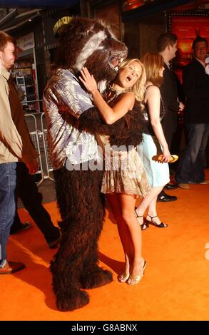 IT's All Gone Pete Tong Premiere - Empire Cinema. Model Anna Taverner und 'The Coke Badger' (eine Figur aus dem Film). Stockfoto