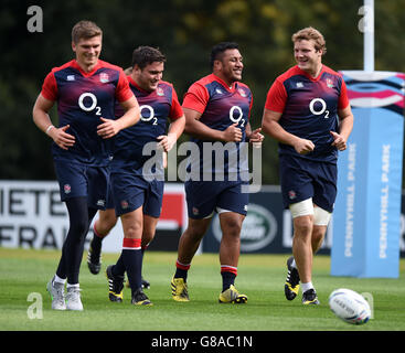 England's Owen Farrell (links), Jamie George (2. Links), Mako Vunipola und Joe Launchbury (rechts) während einer Trainingseinheit im Pennyhill Park, Bagshot. Stockfoto