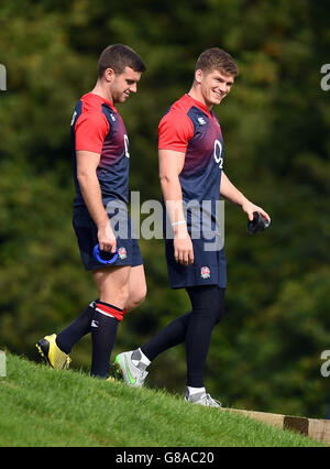 Rugby Union - Weltmeisterschaft 2015 - Pool A - England gegen Wales - England Training Session - Pennyhill Park. Die Engländerin George Ford (links) und Owen Farrell während einer Trainingseinheit im Pennyhill Park, Bagshot. Stockfoto