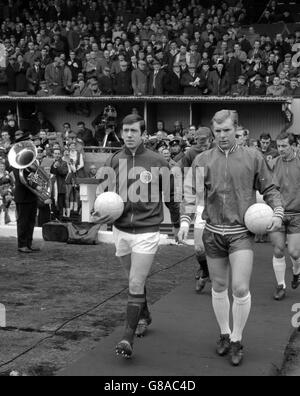 Fußball - Europameisterschaft Qualifying Group 8 - Schottland gegen England - Hampden Park, Glasgow. Der schottische Kapitän John Greig (l) tritt vor dem Anpfiff mit dem englischen Kapitän Bobby Moore (r) zusammen. Stockfoto