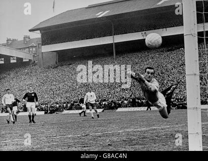 Der rasende Tauchgang von Schottlands Torhüter Ronnie Simpson rettet diesen Schuss nicht vor Martin Peters (extrem links), der 1-1 im Hampden Park, Glasgow, für England schoss. Stockfoto