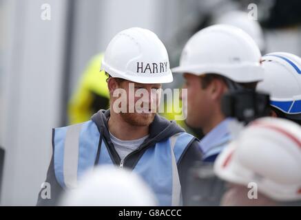 Der Herzog von Cambridge und Prinz Harry kommen zu einem Besuch beim BBC DIY SOS Team für das Big Build: Veteran's Special in einer Straße in Manchester. Stockfoto