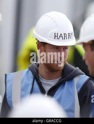 Prinz Harry kommt mit dem Herzog von Cambridge zu einem Besuch beim DIY SOS-Team der BBC für das Big Build: Veteran's Special in einer Straße in Manchester. Stockfoto