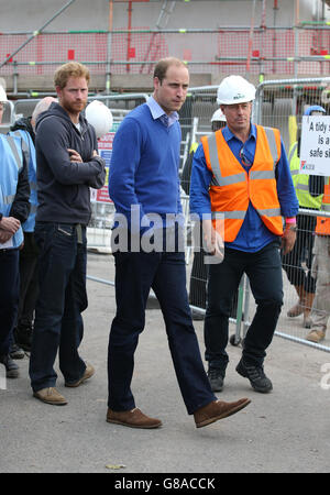 Der Herzog von Cambridge und Prinz Harry kommen zu einem Besuch beim BBC DIY SOS Team für das Big Build: Veteran's Special in einer Straße in Manchester. Stockfoto