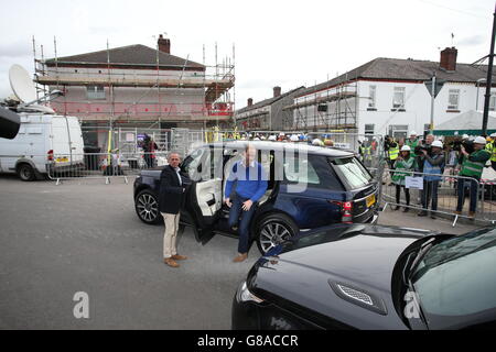 Der Duke of Cambridge kommt mit Prinz Harry zu einem Besuch beim BBC DIY SOS Team für das Big Build: Veteran's Special in einer Straße in Manchester. Stockfoto