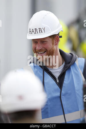 Prinz Harry kommt mit dem Herzog von Cambridge zu einem Besuch beim DIY SOS-Team der BBC für das Big Build: Veteran's Special in einer Straße in Manchester. Stockfoto