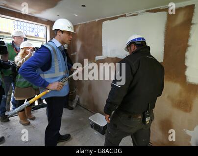 Der Herzog von Cambridge malt eine Wand während des Besuchs des DIY SOS-Teams der BBC für das Big Build: Veteran's Special in einer Straße in Manchester. Stockfoto