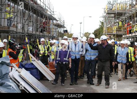 Der Duke of Cambridge und Prinz Harry besuchen das DIY SOS-Team der BBC für das Big Build: Veteran's Special in einer Straße in Manchester. Stockfoto