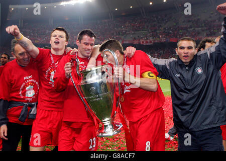 L-R: Die Liverpooler John Arne Riise, Jamie Carragher und Steven Gerrard feiern mit dem European Cup Stockfoto