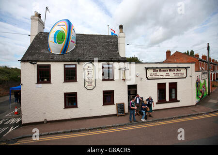 Schottland-Fans haben einen Drink im Dean's Walk Inn vor dem Rugby-WM-Spiel im Kingsholm Stadium, Gloucester. Bilddatum: Mittwoch, 23. September 2015. Siehe PA Story RUGBYU Schottland. Bildnachweis sollte lauten: David Davies/PA Wire. Stockfoto