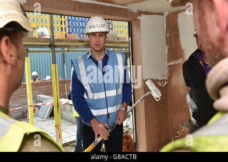 Der Duke of Cambridge malt eine Wand während eines Besuchs des BBC DIY SOS Teams für das Big Build: Veteran's Special in einer Straße in Manchester. Stockfoto