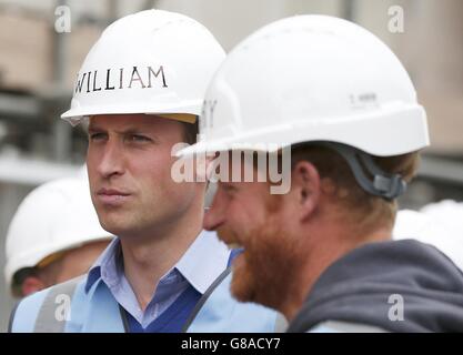 Der Herzog von Cambridge und Prinz Harry kommen zu einem Besuch beim BBC DIY SOS Team für das Big Build: Veteran's Special in einer Straße in Manchester. Stockfoto