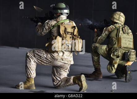 US und Royal Marines von 43 Commando Fleet Protection Group nehmen an einer speziellen Trainingsübung im hochmodernen Schießstand der Northumbria-Polizei im Follingsby Park, Gateshead, Teil. Stockfoto