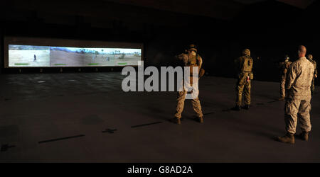 US und Royal Marines von 43 Commando Fleet Protection Group nehmen an einer speziellen Trainingsübung im hochmodernen Schießstand der Northumbria-Polizei im Follingsby Park, Gateshead, Teil. Stockfoto