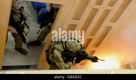 US und Royal Marines von 43 Commando Fleet Protection Group nehmen an einer speziellen Trainingsübung im hochmodernen Schießstand der Northumbria-Polizei im Follingsby Park, Gateshead, Teil. Stockfoto