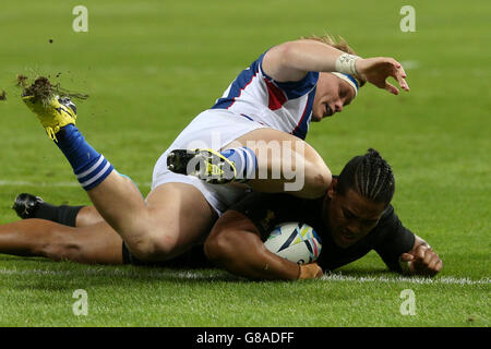 Der Neuseeländer Julian Savea (rechts) erzielt beim Rugby-Weltcup-Spiel im Londoner Olympiastadion den achten Versuch seiner Teams. Stockfoto