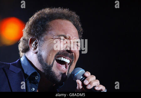 Tom Jones im Konzert. Der Sänger kehrte zum grünen, grünen Gras von zu Hause zurück, um vor 25,000 Leuten aus der Heimatstadt einen einmunchigen 65. Geburtstag zu feiern. Stockfoto