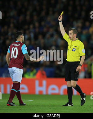 Schiedsrichter Peter Bankes zeigt Mauro Zarate von West Ham United während des dritten Spiels des Capital One Cup im King Power Stadium, Leicester, mit der gelben Karte. Stockfoto