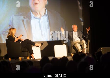 Kirsty Young und Sir David Attenborough eröffnen das Radio Times Festival im Green im Hampton Court Palace mit einer besonderen Veranstaltung, bei der Sir David Attenborough, der jetzt seinen Platz in der Eröffnungshalle der Radio Times einnimmt, über seine 60 Jahre im Rundfunk spricht. Stockfoto