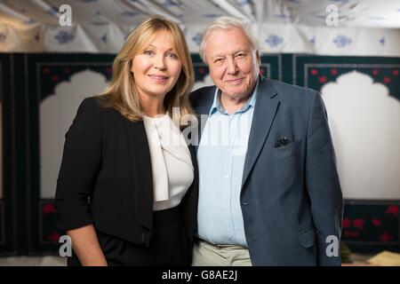 Kirsty Young und Sir David Attenborough eröffnen das Radio Times Festival im Green im Hampton Court Palace mit einer besonderen Veranstaltung, bei der Sir David Attenborough, der jetzt seinen Platz in der Eröffnungshalle der Radio Times einnimmt, über seine 60 Jahre im Rundfunk spricht. Stockfoto