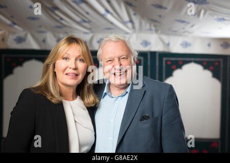 Kirsty Young und Sir David Attenborough eröffnen das Radio Times Festival im Green im Hampton Court Palace mit einer besonderen Veranstaltung, bei der Sir David Attenborough, der jetzt seinen Platz in der Eröffnungshalle der Radio Times einnimmt, über seine 60 Jahre im Rundfunk spricht. Stockfoto