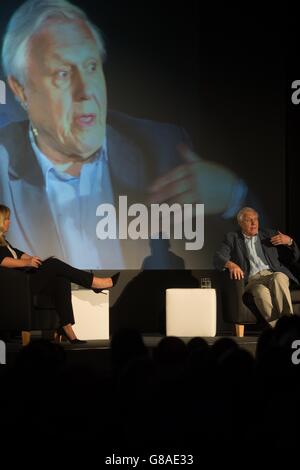 Kirsty Young und Sir David Attenborough eröffnen das Radio Times Festival im Green im Hampton Court Palace mit einer besonderen Veranstaltung, bei der Sir David Attenborough, der jetzt seinen Platz in der Eröffnungshalle der Radio Times einnimmt, über seine 60 Jahre im Rundfunk spricht. Stockfoto