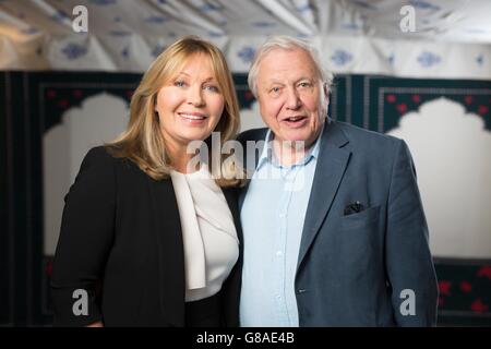 Kirsty Young und Sir David Attenborough eröffnen das Radio Times Festival im Green im Hampton Court Palace mit einer besonderen Veranstaltung, bei der Sir David Attenborough, der jetzt seinen Platz in der Eröffnungshalle der Radio Times einnimmt, über seine 60 Jahre im Rundfunk spricht. Stockfoto