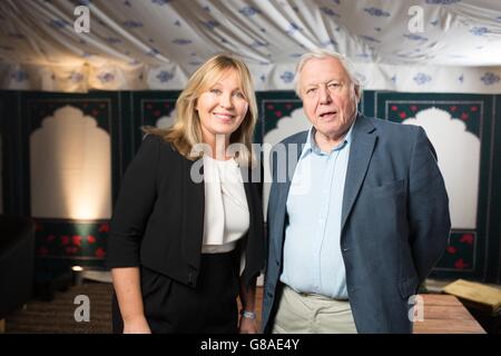 Kirsty Young und Sir David Attenborough eröffnen das Radio Times Festival im Green im Hampton Court Palace mit einer besonderen Veranstaltung, bei der Sir David Attenborough, der jetzt seinen Platz in der Eröffnungshalle der Radio Times einnimmt, über seine 60 Jahre im Rundfunk spricht. Stockfoto